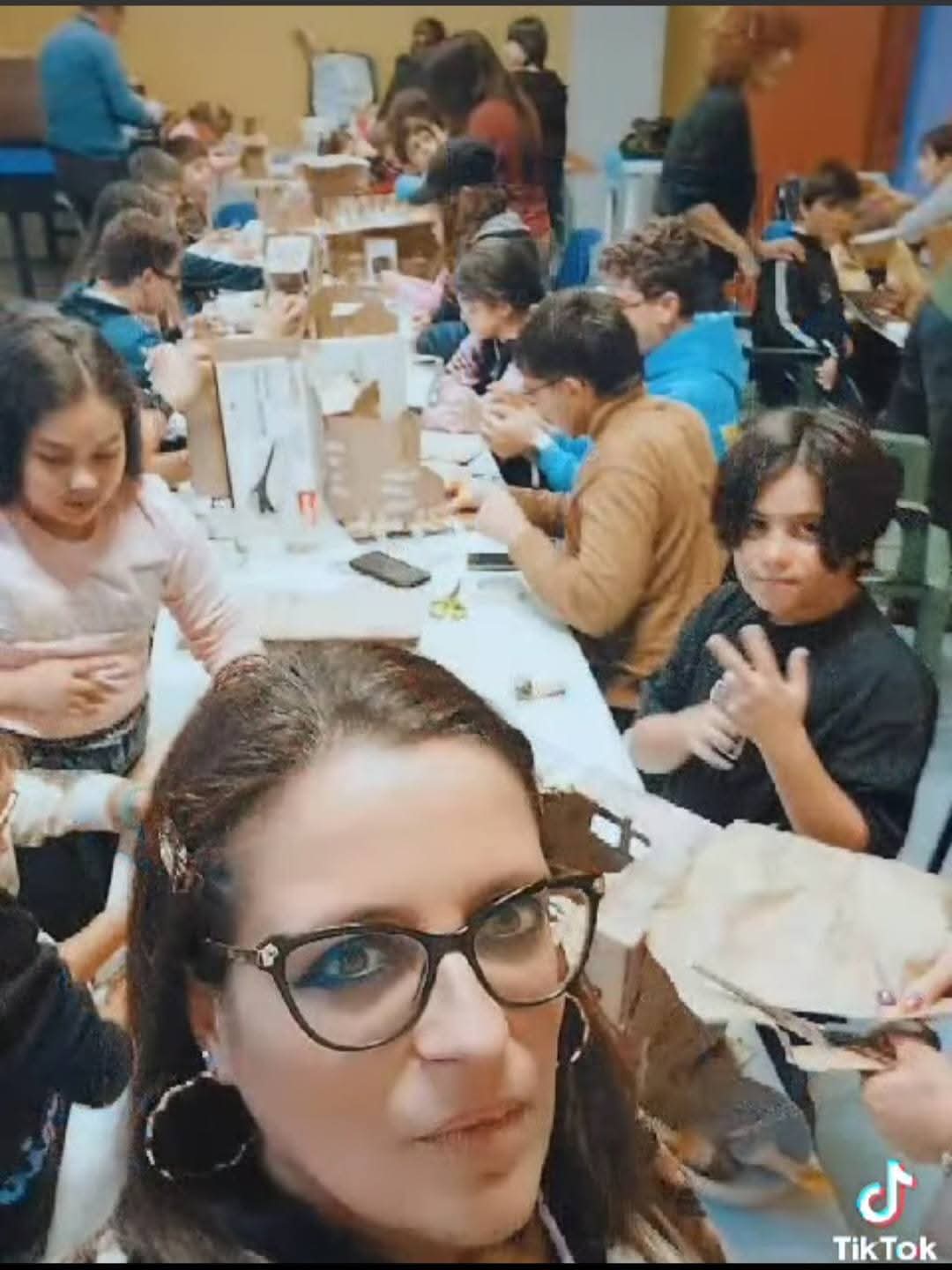 Bambini e volontari al laboratorio di cartapesta di Piazzolla
